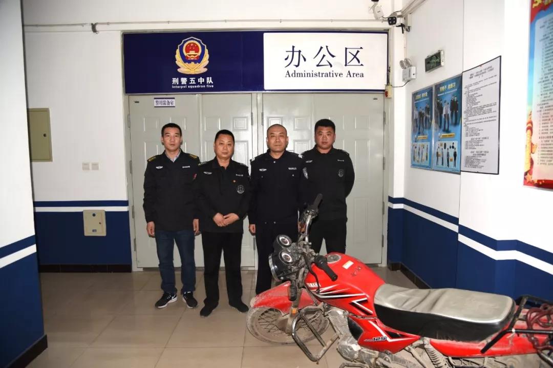 警企夜巡遇推车   不料竟是偷车贼