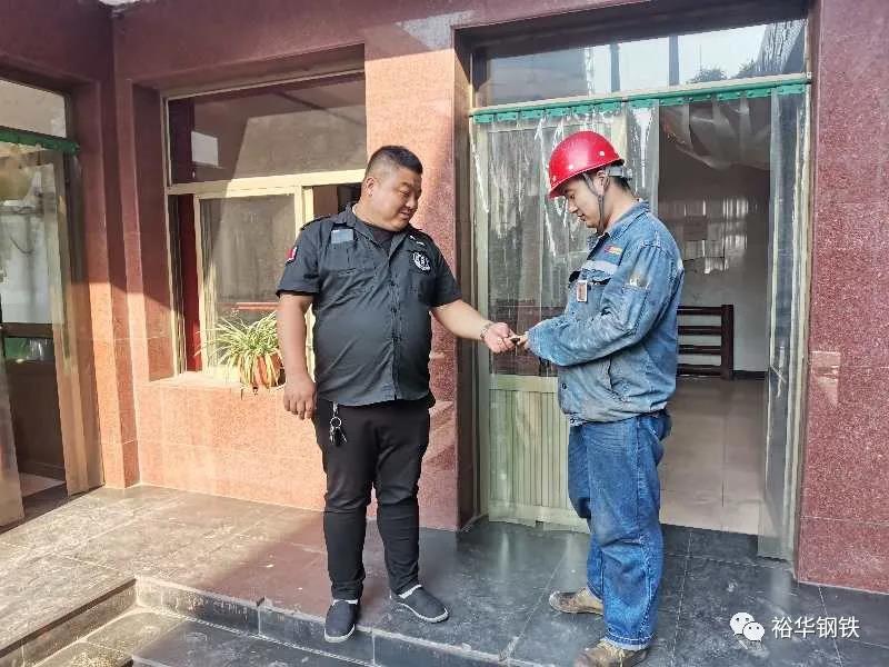 善举虽小，传递爱心；拾金不昧，品质如金